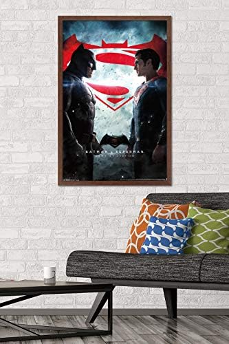 Trendleri Uluslararası DC Comics Film-Batman v Superman-Bir Levha Duvar Posteri, 22.375 x 34, maun Çerçeveli Versiyonu